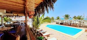 ein Resort mit einem Pool sowie Tischen und Stühlen in der Unterkunft Palo Santo Blue Hotel in Zorritos + 63 Fotos