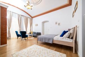 een slaapkamer met een bed en een woonkamer bij City Park Apartments in Timişoara