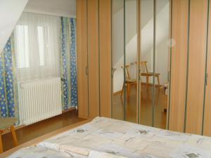 een slaapkamer met een bed en een kamer met een raam bij Haus Marianne Schmelzle in Freudenstadt