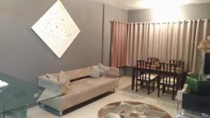 a living room with a couch and a table at Linda cidade de Santos 1009 in Santos