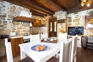 SívasにあるVilla Epimenidisの白いテーブルと一皿の食べ物が置かれたキッチンが備わります。