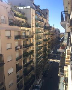 apartamentowiec z balkonami przy ulicy miejskiej w obiekcie Moderno apartamento en excelente ubicación w BuenosAires