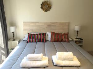 1 cama grande con 2 almohadas blancas. en Moderno apartamento en excelente ubicación en Buenos Aires