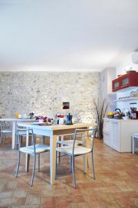 eine Küche mit einem Tisch und Stühlen im Zimmer in der Unterkunft Alc&cE' alloggio agrituristico in Povoletto