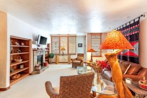 特柳賴德的住宿－Mountain Village Dream，客厅配有沙发和带台灯的桌子