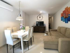 ein Wohnzimmer mit einem Tisch und einem Sofa in der Unterkunft Calle San Carlos 132 in Alicante