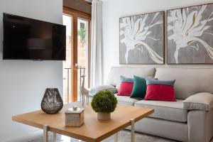 een woonkamer met een bank en een tafel bij Genteel Home Cabildo in Sevilla