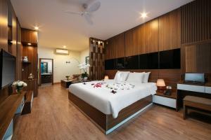 Un dormitorio con una cama grande con flores. en Tam Coc Holiday Hotel & Villa, en Ninh Binh