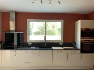 cocina con fregadero y ventana en La Maison de Caillette, en Camaret-sur-Aigues