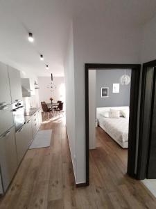 Habitación blanca con cama, cocina y mesa en Apartments Jakov, en Makarska 75 fotos más