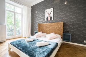 Posteľ alebo postele v izbe v ubytovaní oompH Warsaw Central Elegant Apartment