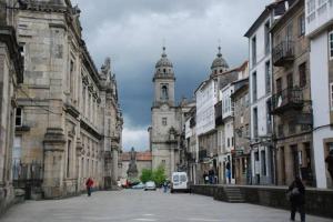 a city street with a building with a clock tower at PISO A 400 METROS DE LA CATEDRAL in Santiago de Compostela