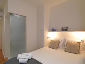 ポルトにあるFLH Porto Central Apartmentのベッドルーム(体重計付きの大きな白いベッド1台付)