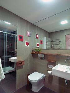 ポルトにあるFLH Porto Stylish Apartmentのバスルーム(トイレ、洗面台、鏡付)