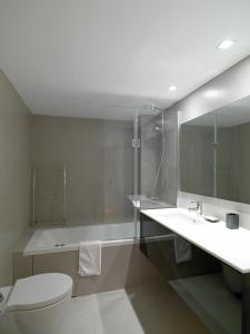 Vonios kambarys apgyvendinimo įstaigoje FLH Luxury Porto River View