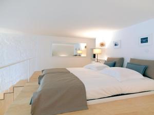 ポルトにあるFLH Porto Modern Flatの白いベッドルーム(大型ベッド1台、ソファ付)
