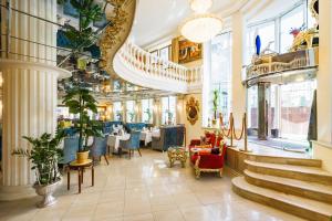 een lobby van een restaurant met tafels en stoelen bij Golden Rooms Hotel in Moskou
