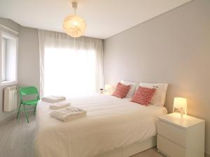 ポルトにあるFLH Porto Trindade Cozy Flatのベッドルーム(白いベッド1台、緑の椅子付)