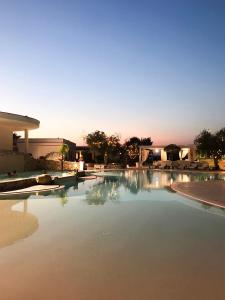 duży basen przed budynkiem w obiekcie Residence Bellaria w mieście Giurdignano