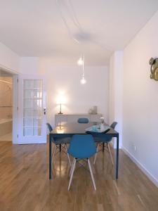 a dining room with a table and chairs at FLH Porto Comfort Flat in Porto