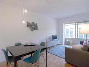 un soggiorno con tavolo, sedie e divano di FLH Porto Comfort Flat a Porto