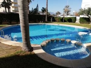 Bazén v ubytovaní CANCÚN III Solo Familias Serviplaya alebo v jeho blízkosti
