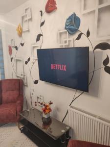 telewizor na ścianie w salonie w obiekcie your home ! w Antwerpii
