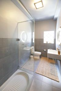 Ένα μπάνιο στο FLH Porto Spacious Flat