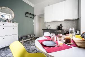 Kuchyňa alebo kuchynka v ubytovaní oompH Warsaw Central Elegant Apartment