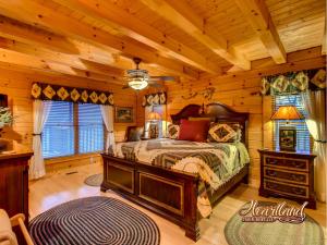 una camera con un letto in una baita di tronchi di Bear Hug a Gatlinburg