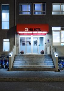 un hotel de molino con escaleras delante de un edificio en 22 Hill Hotel en Reikiavik