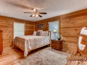 sypialnia z łóżkiem i wentylatorem sufitowym w obiekcie Close Enough To Perfect w mieście Sevierville