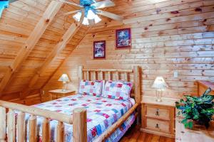 um quarto com uma cama num chalé de madeira em Country Hideaway em Sevierville