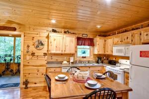 een houten keuken met een tafel en een koelkast bij Call Of The Wild in Sevierville
