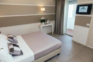 Łóżko lub łóżka w pokoju w obiekcie Hotel Ambassador