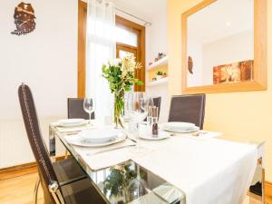 una sala da pranzo con tavolo e vaso di fiori di LT The Gate House a Londra