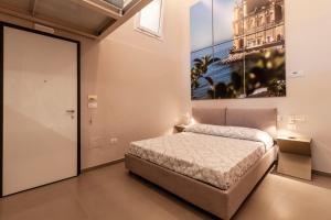 een slaapkamer met een bed en een schilderij aan de muur bij DimorArt Design Accomodations in Napoli in Napels