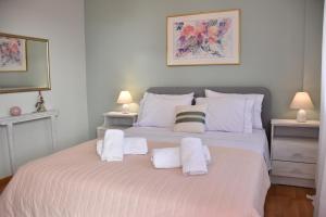 una camera da letto con un letto e asciugamani di Magnolia House in Ioannina a Ioannina