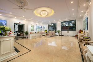 uma ampla sala de estar com uma ventoinha de tecto em Tam Coc Holiday Hotel & Villa em Ninh Binh