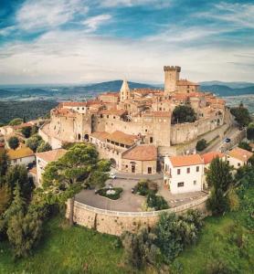 een luchtzicht op een stad met een kasteel bij A CASA di LELE CAPALBIO in Capalbio