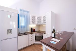 Cucina o angolo cottura di Aelia Collection Suites - Adults Friendly
