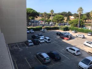 widok na parking z zaparkowanymi samochodami w obiekcie Maison Loubière w Hyères