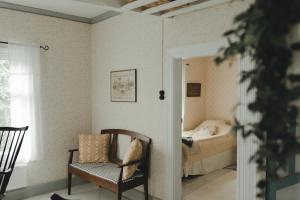 een kamer met een bed en een stoel en een slaapkamer bij Lillstugan in Vöyri