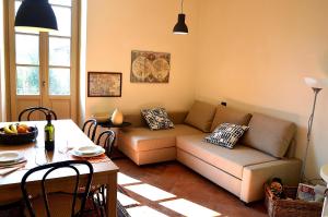 a living room with a couch and a table at Residenza Ca' laRipa in Solto Collina