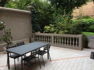 un tavolo nero e sedie su un patio di da Luigi New a Cremona
