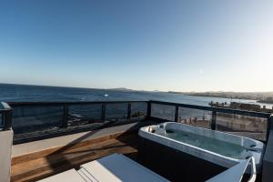 een hot tub op een balkon met uitzicht op de oceaan bij Pier 31 in Telde