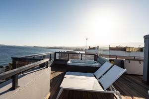 a balcony with a hot tub on top of a building at Pier 31 in Telde