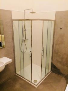 una doccia con porta in vetro in bagno di da Luigi New a Cremona