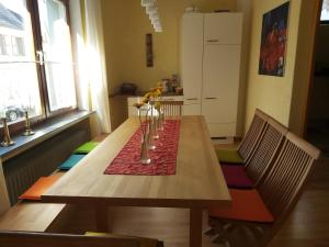einen Tisch in einem Zimmer mit einer Küche mit Kühlschrank in der Unterkunft Paulusstrasse 3 in Ediger-Eller