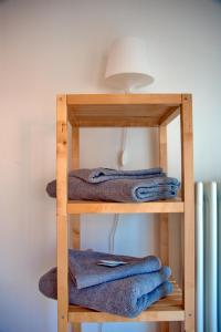 drewniana półka z niebieskimi ręcznikami w obiekcie CLESIO 2 w Trydencie
